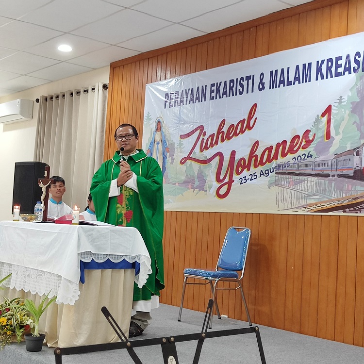 RD Martinus Ngarlan sedang memberikan homili saat misa berlangsung PAKAI